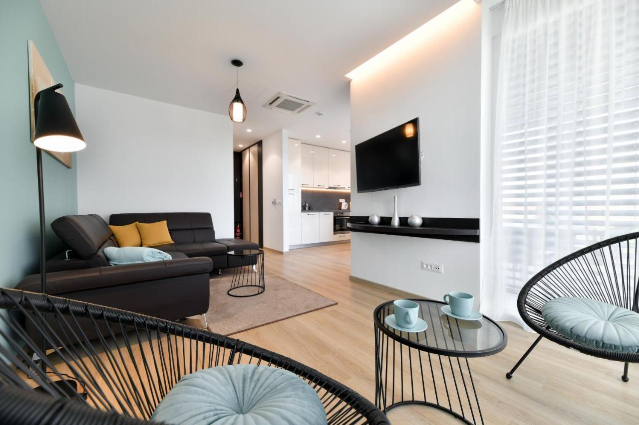 Crowonder Apartments & Rooms Oaza With Heated Swimming Pool And Sauna Turanj Kültér fotó