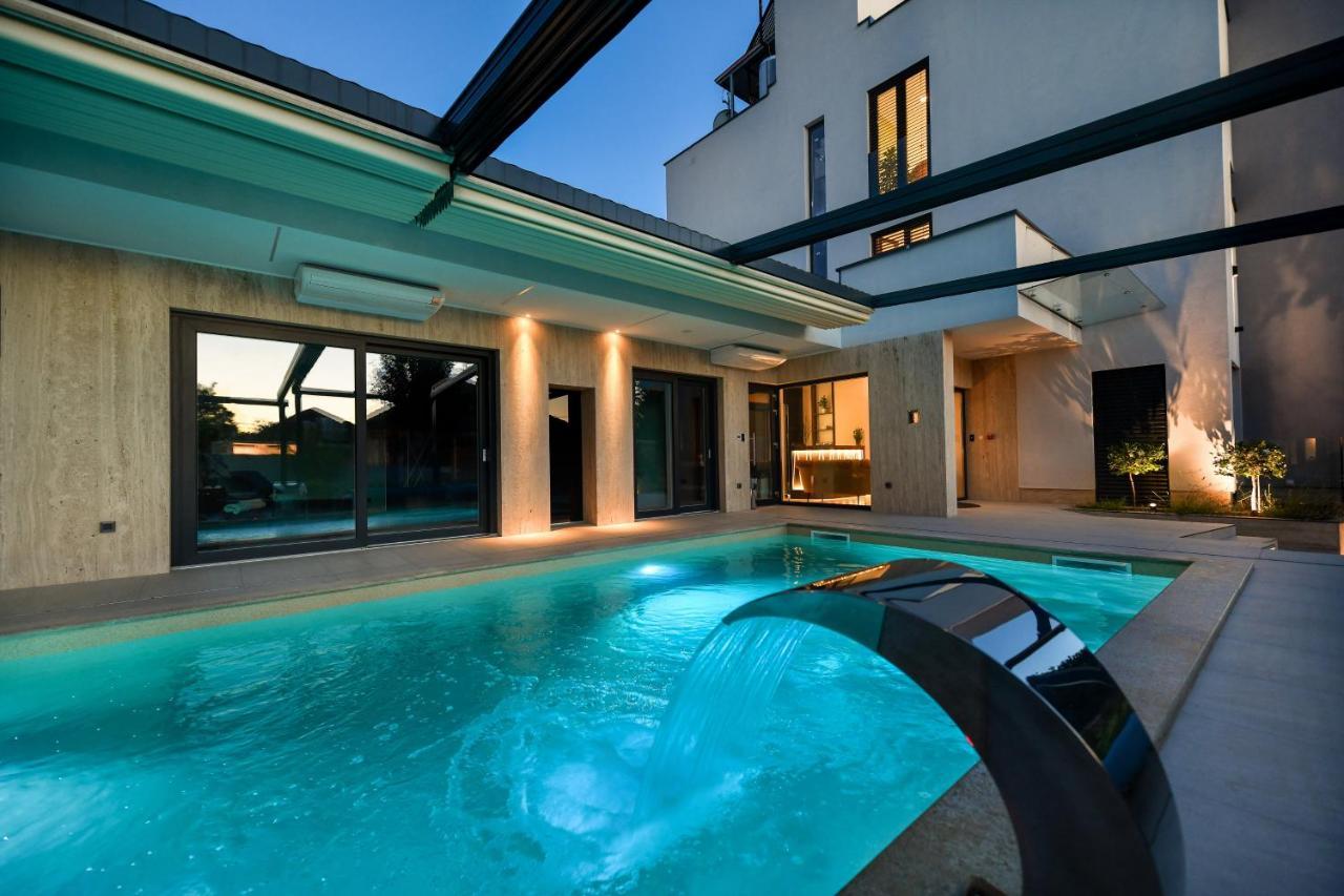 Crowonder Apartments & Rooms Oaza With Heated Swimming Pool And Sauna Turanj Kültér fotó