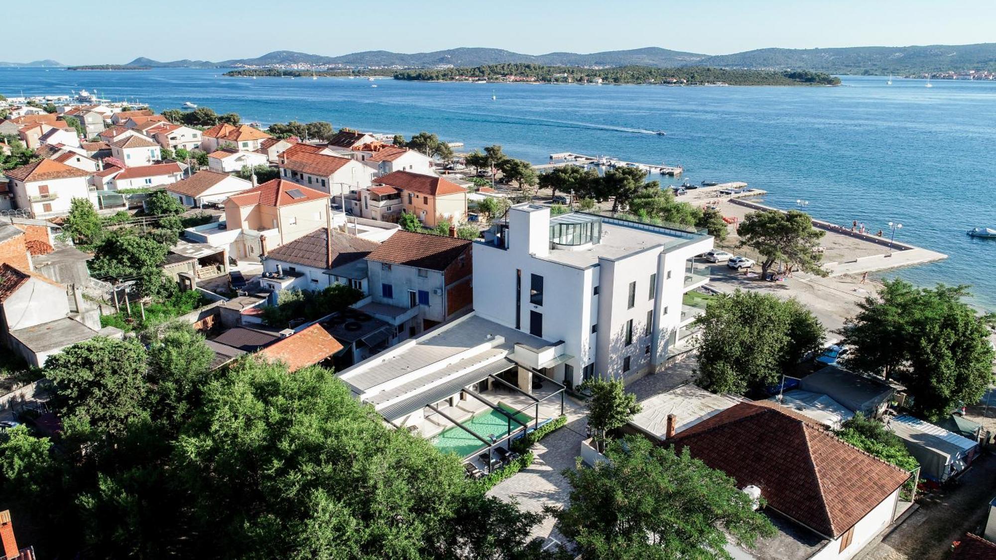 Crowonder Apartments & Rooms Oaza With Heated Swimming Pool And Sauna Turanj Kültér fotó